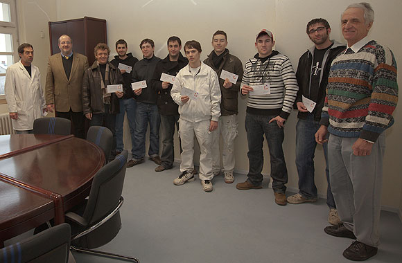 Schulleiter Herr Dyck, Technischer Lehrer Ludwig K&ouml;llhofer, Sch&uuml;ler und Herr Grafm&uuml;lle, Vorsitzender