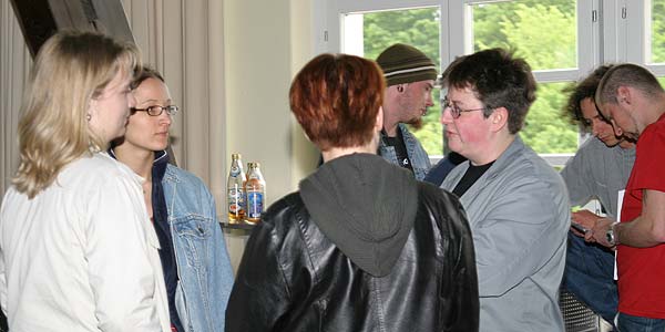 Frau Bialekt im Gespr�ch mit ehemaligen Sch�lerinnen